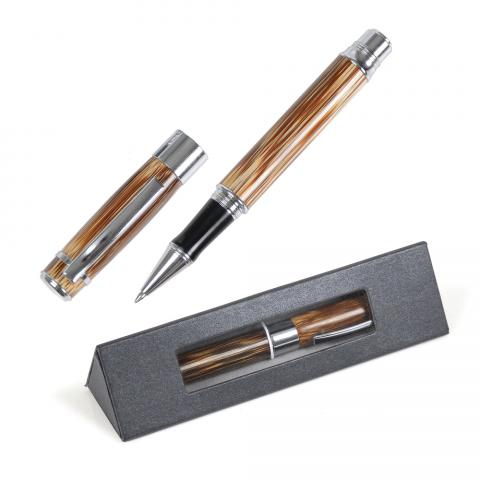 Brinde caneta Roller em bambu com tampa rosqueável com estojo triangular personalizada.