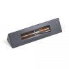 Brinde caneta Roller em bambu com tampa rosqueável com estojo triangular personalizada.