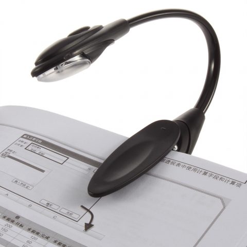 Brinde lanterna para leitura personalizada.