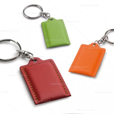 Brindes chaveiros em metal e couro personalizados.