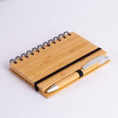 Brinde Bloco de Notas Capa Bambu 9x14cm com Caneta Personalizado.