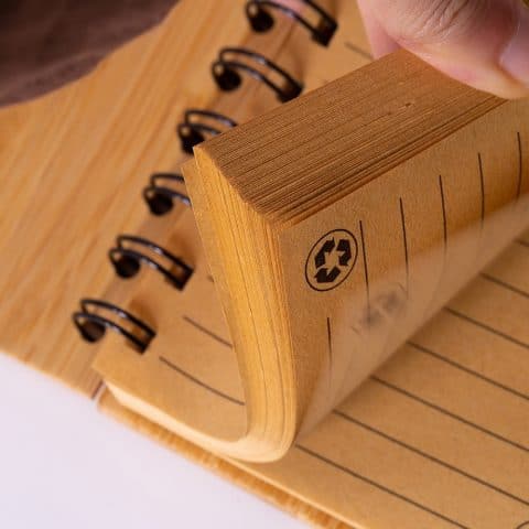 Brinde Bloco de Notas Capa Bambu 9x14cm com Caneta Personalizado.