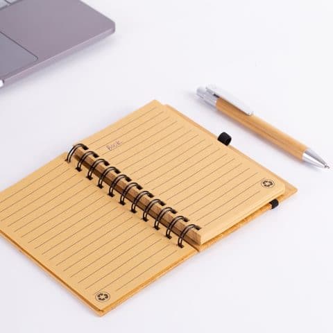 Brinde Bloco de Notas Capa Bambu 9x14cm com Caneta Personalizado.